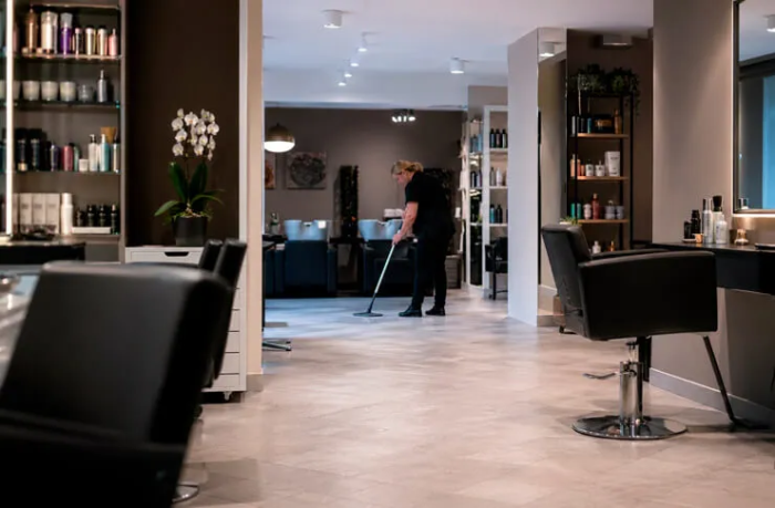 Клинер Real Services убирается в салоне красоты