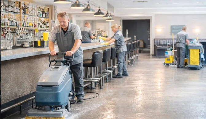 Клинеры Real Services убирают бар в утреннюю смену