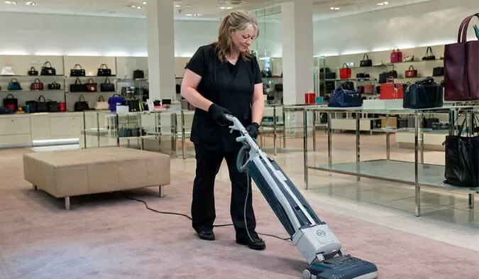 Клинер Real Services убирает магазин